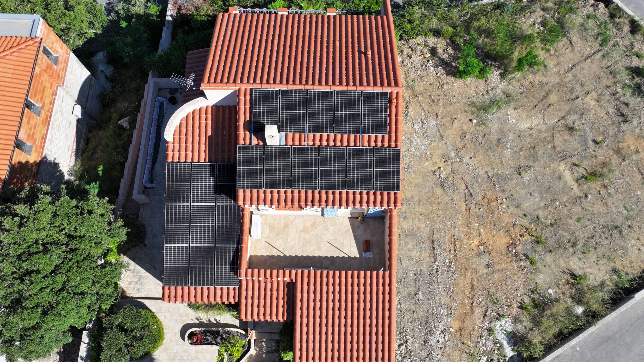 Vue aérienne avec drone d'un contrôle de toiture et ses panneaux photovoltaïques à Amélie les Bains