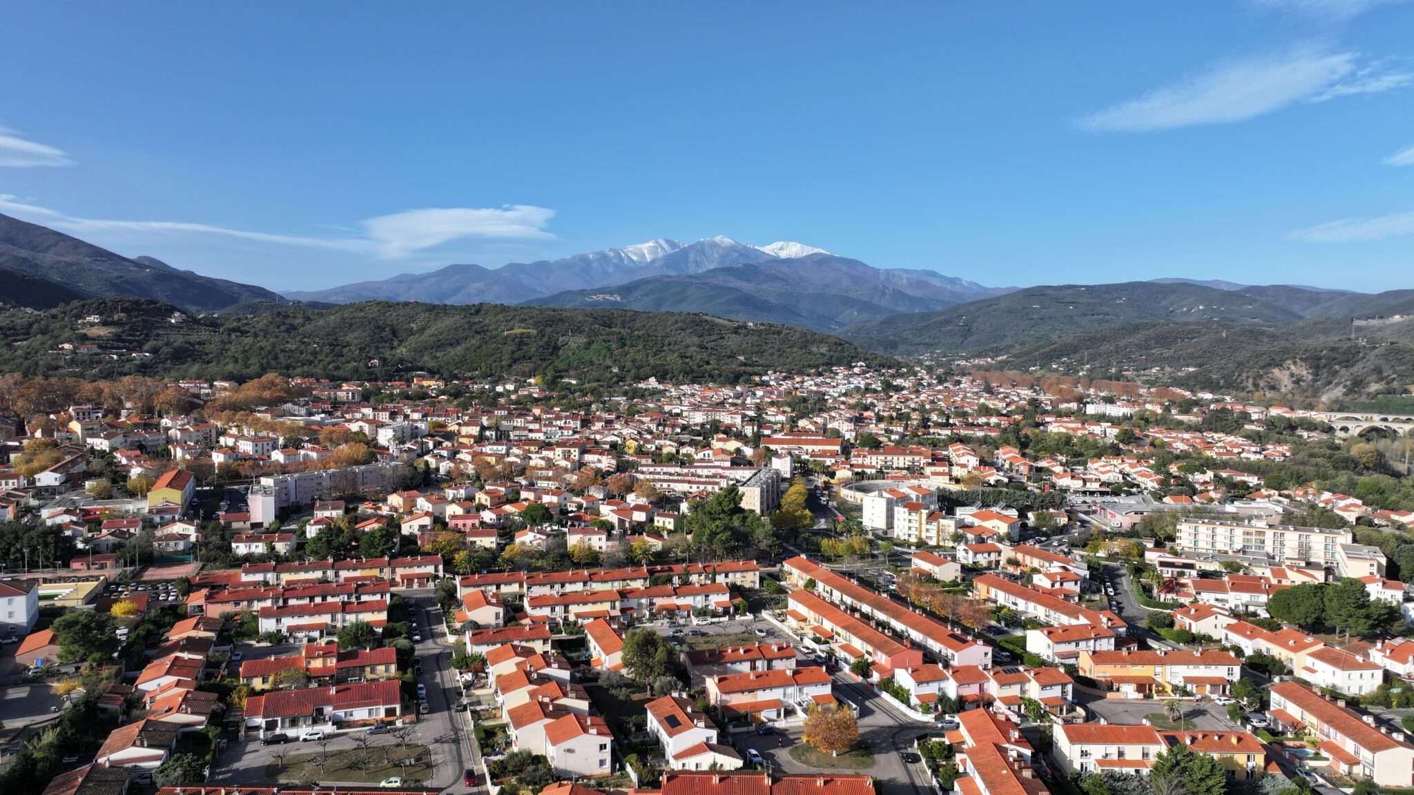 Vue aérienne avec drone de la ville de Céret dans les Pyrénées-Orientales (66)