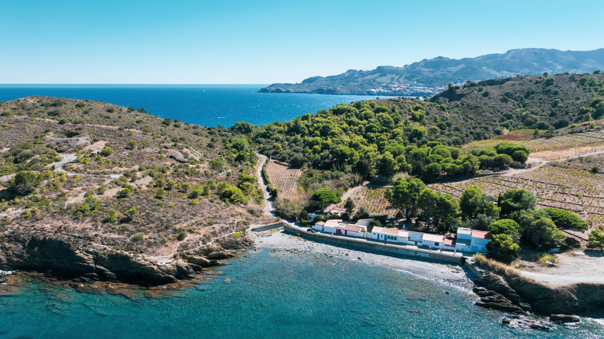 Mer Méditerranée avec Banyuls-surMer en fond avec un drone